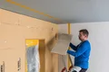 La cale de raccordement est collée au plafond.