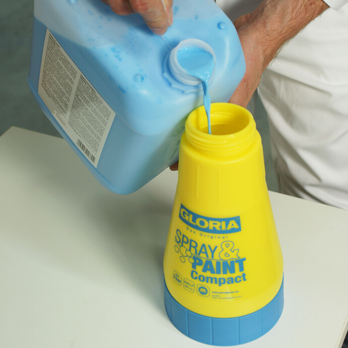 Grundierung für den Putz in den Pumpsprüher einfüllen.