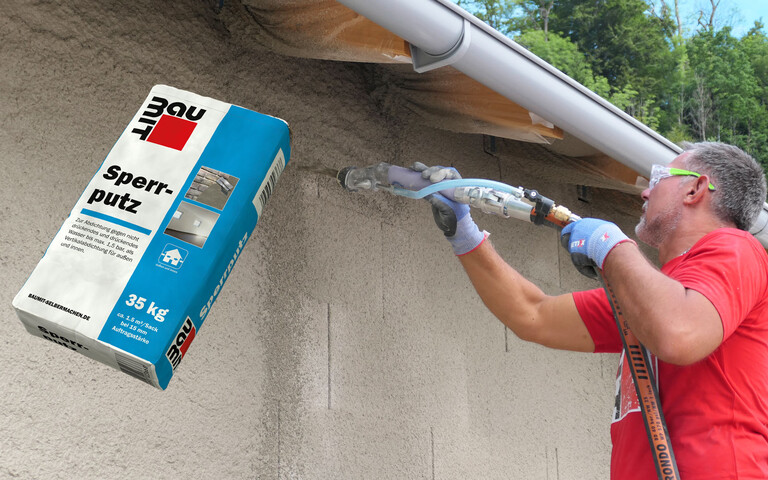 Un artisan crépissant une façade avec l'enduit de blocage Baumit. L'image du produit est présentée dans un sac en papier de 25 kg.