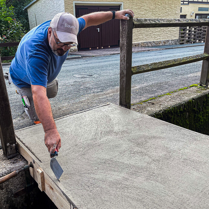 Kellenschnitt entlang der Holzschalung für saubere Betonkante.
