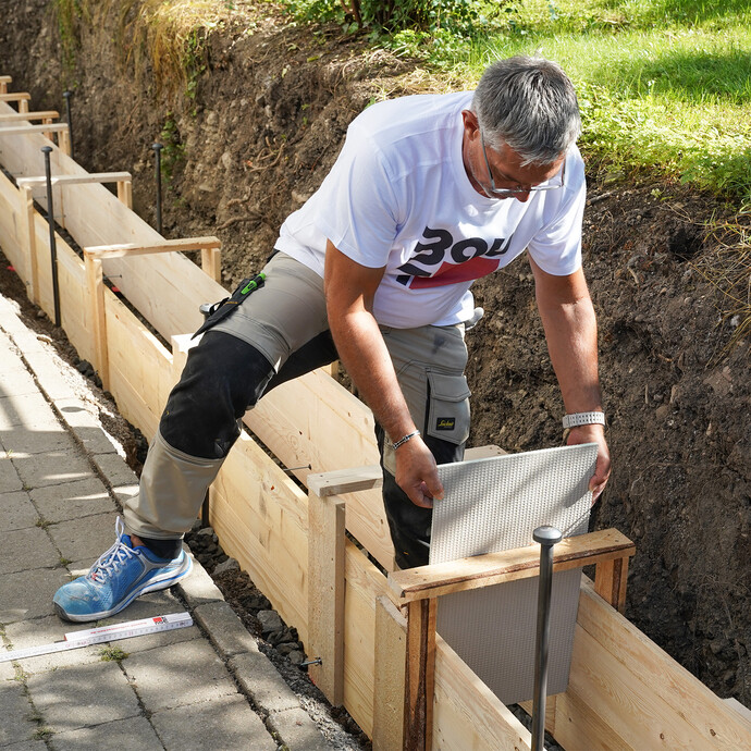 Zur Erstellung der Dehnfugen im Fundament wird die zugeschnittene UniPlatte in die Schalung eingesetzt.