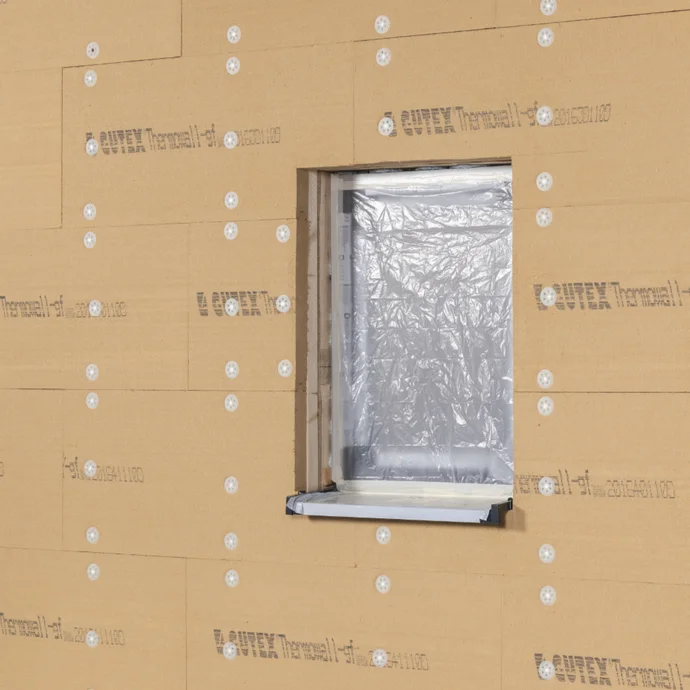 Wand mit Fenster und angebrachtem Dämmstoffsystem, bereit für weitere Arbeiten im DIY-Heimwerkerprojekt.