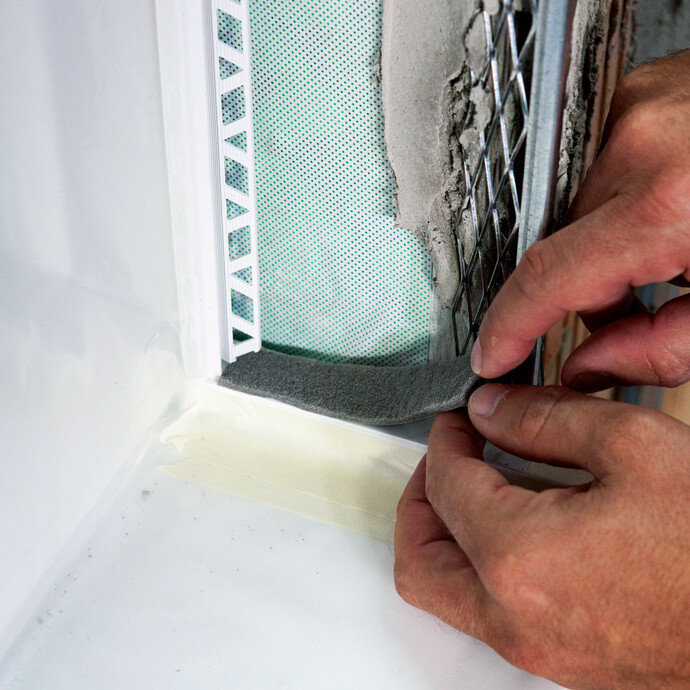 Das Fugendichtband wird am Endstück der Fensterbank aufgeklebt.