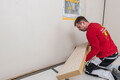 Le panneau isolant en fibres de bois Thermoroom est collé au mur.
