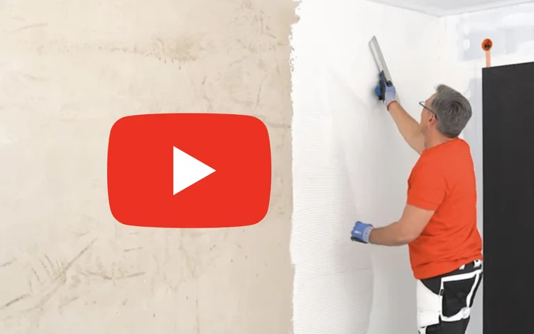 Heimwerker trägt mit Kelle Putz auf Wand auf, DIY-Tutorial von Baumit.