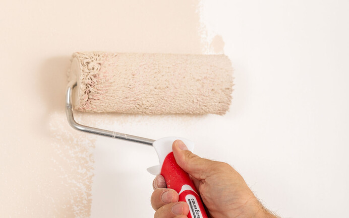 Pour finir, la chambre est peinte avec une peinture intérieure saine pour l'habitat, comme par exemple la peinture au silicate Baumit intérieure.