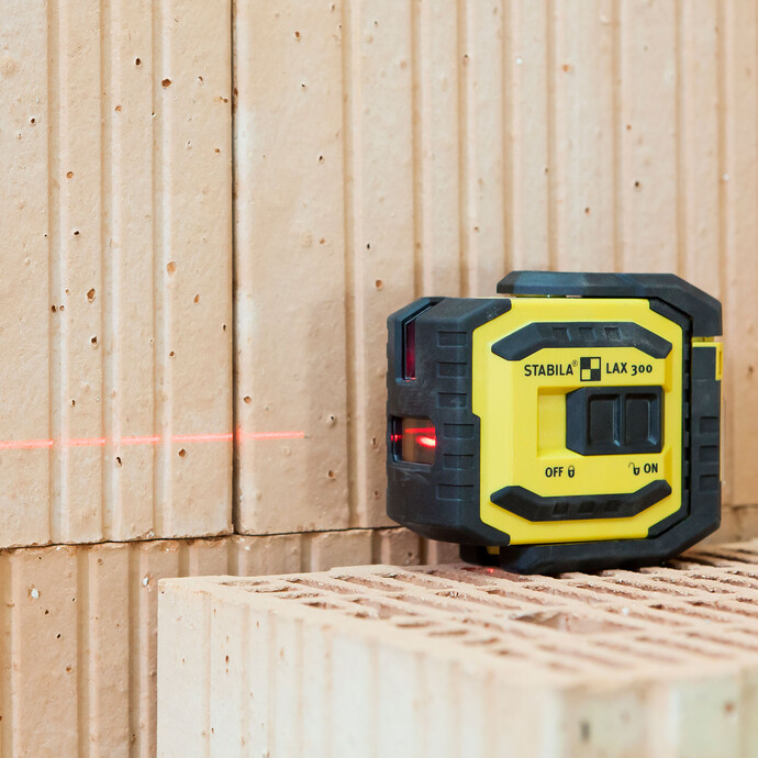 Vérifier les irrégularités d'un mur avec un laser de construction.