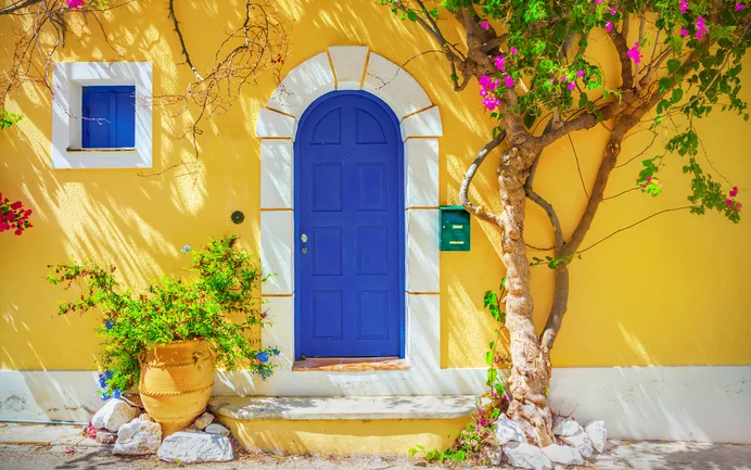 Façade dans les tons de jaune et de bleu foncé