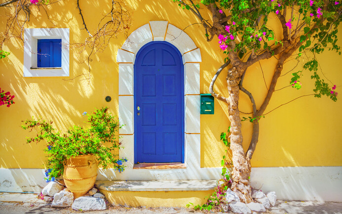 Façade dans les tons de jaune et de bleu foncé