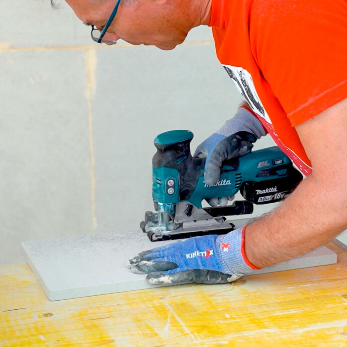 Heimwerker sägt die Laibunsplatte auf Maß zu.