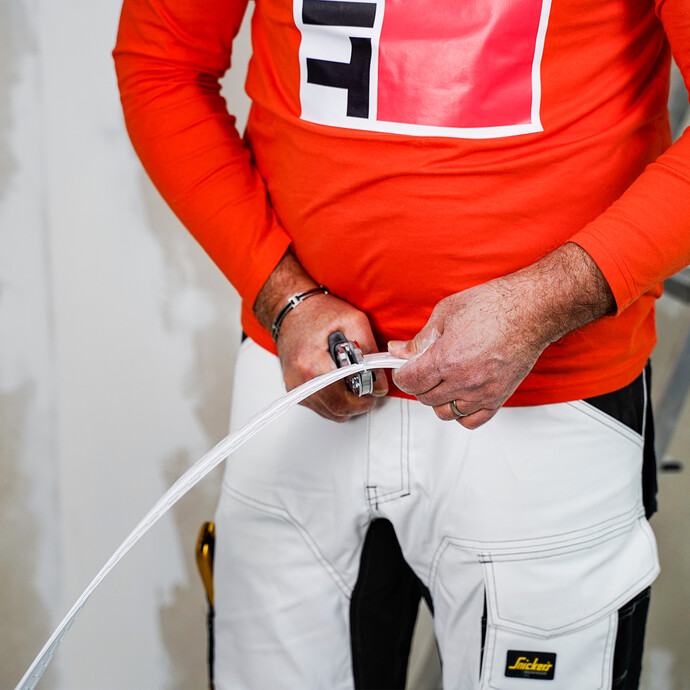 Das Bewegungsfugenprofil wird mit einer Gehrungsschere zugeschnitten.