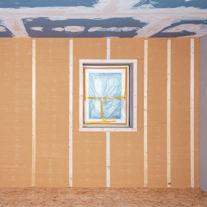 Innendämmung mit Tragkonstruktion: Erste Dämmebene mit Holzfaserdämmplatten Thermoflex und Kanthölzer ist fertiggestellt. Anleitung zum Selbermachen mit Baumit. 