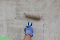 Detailfoto – Tiefengrund mit Farbwalze auftragen.
