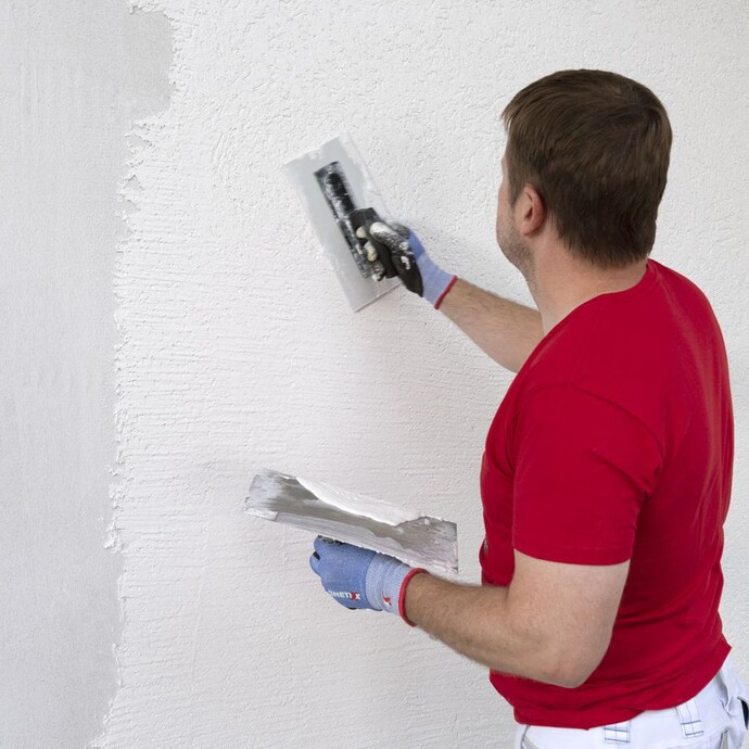 Oberfläche wird mit einem Kunststoffreibebrett abgerieben.