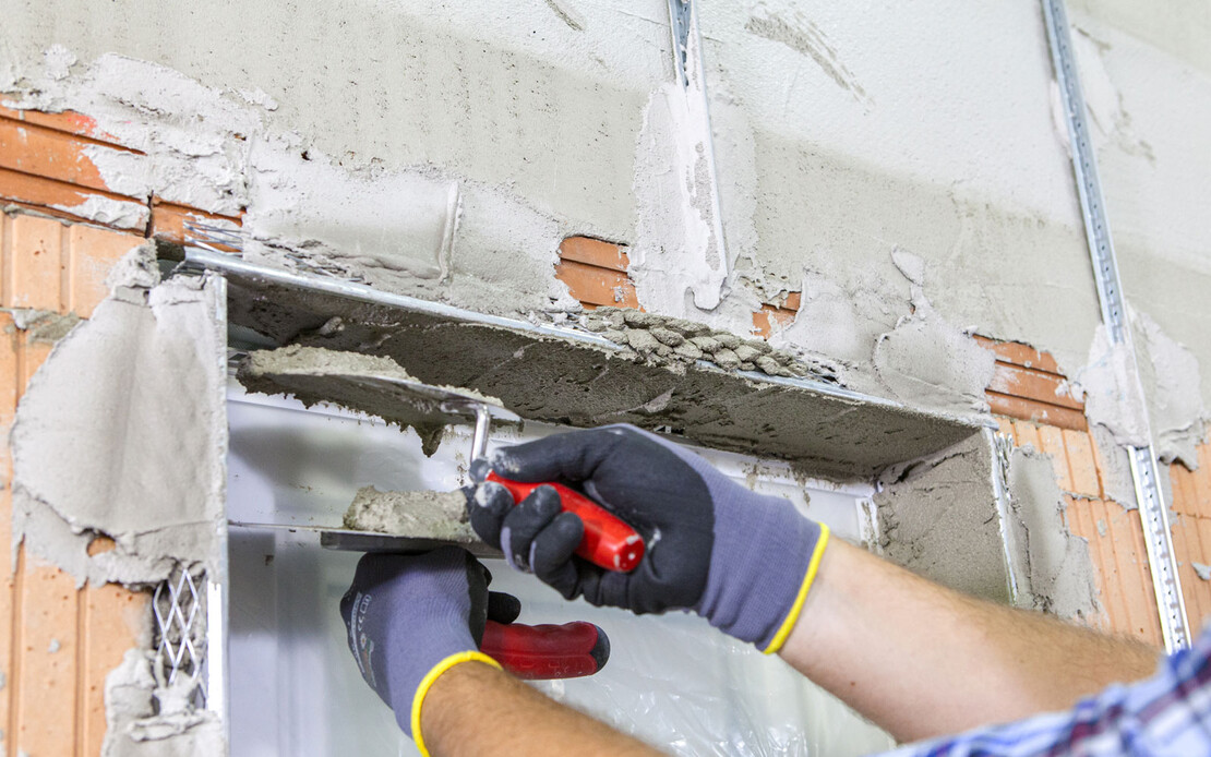 Der Kalkzementputz von Baumit wird an Fensterlaibungen und T&uuml;rlaibungen aufgezogen.