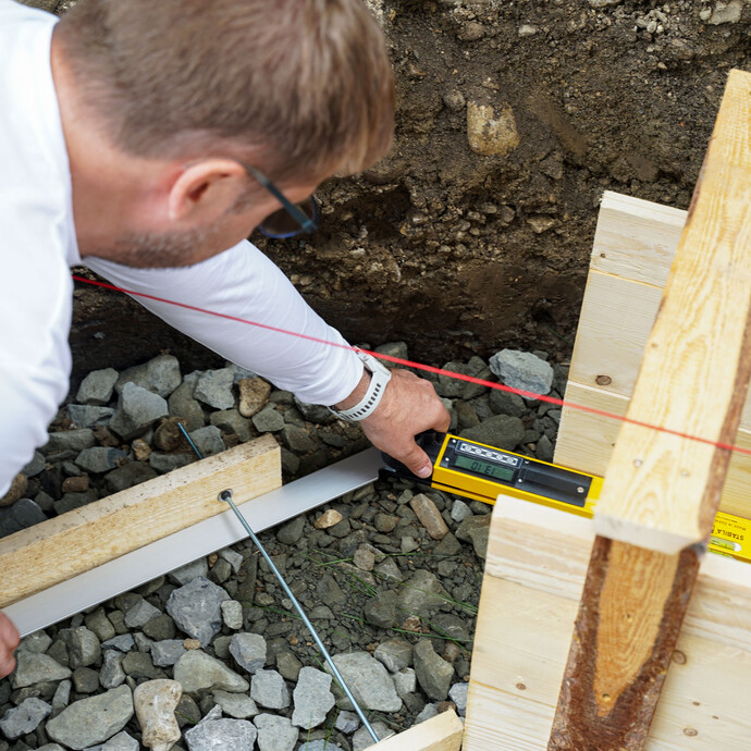 Dieses Schalungselement wird im 45°-Winkel gebaut. Die Schalung wird mit einem Winkelmesser ausgerichtet.