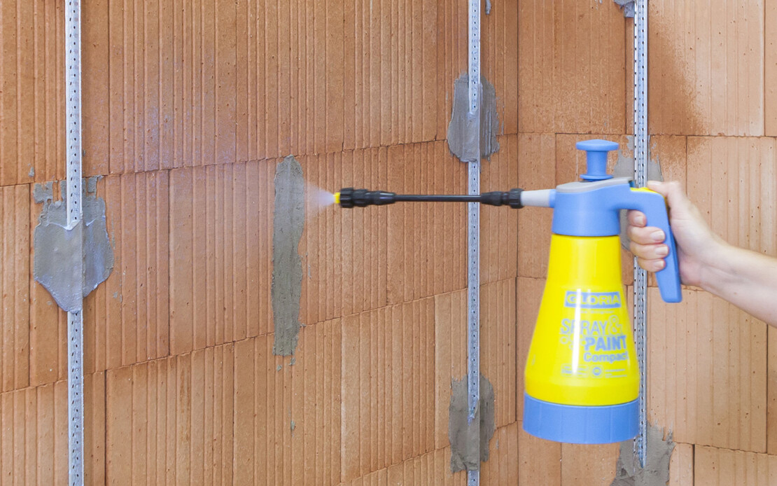 L'appr&ecirc;t est pulv&eacute;ris&eacute; sur la ma&ccedil;onnerie tr&egrave;s absorbante afin de pouvoir ensuite enduire le mur.