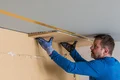 La cale de raccordement est collée au plafond.