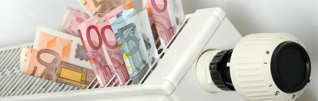 R&eacute;duire les d&eacute;penses de chauffage : les billets en euros sur le radiateur symbolisent les &eacute;conomies r&eacute;alisables gr&acirc;ce &agrave; une isolation efficace.