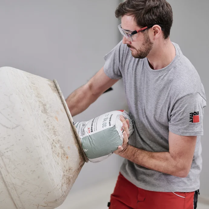 Kompletten Sack Gartenbeton ALL-IN in den stehenden Betonmischer geben.