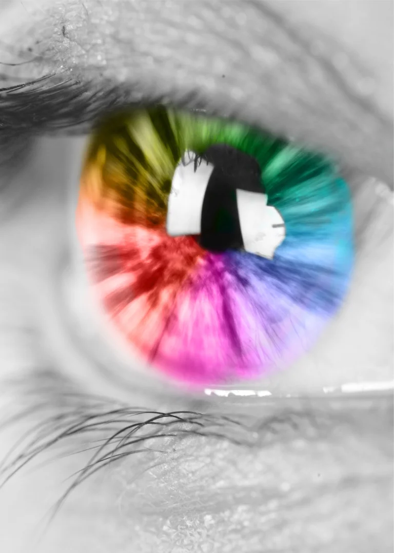 Nahaufnahme eines Auges mit bunten Farben, ideal für kreative Heimwerkerideen und inspirierende Farbprojekte.