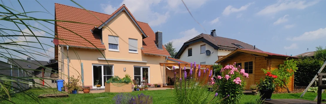 Maison individuelle avec jardin et terrasse, id&eacute;ale pour des projets de bricolage visant &agrave; embellir la fa&ccedil;ade et les espaces ext&eacute;rieurs.