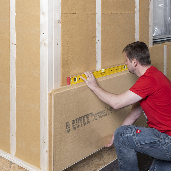 Aligner le premier panneau isolant en fibres de bois