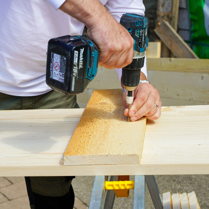 Die Schalbretter werden mit einem Verbindungsbrett von außen im Abstand von 50 bis 60 cm verschraubt. Das Verbindungsbrett ist 10 bis 15 cm länger als das Schalbrett.