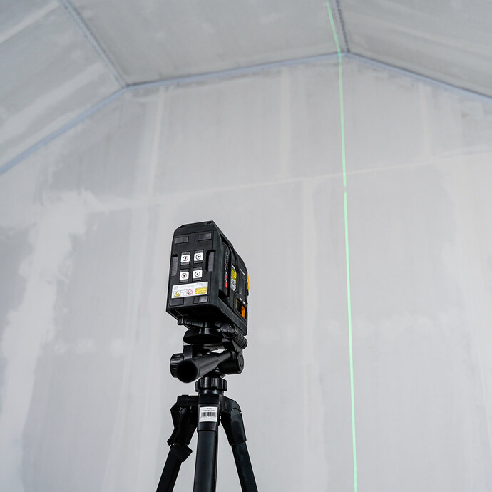 Un laser croisé émet une ligne droite sur le mur.