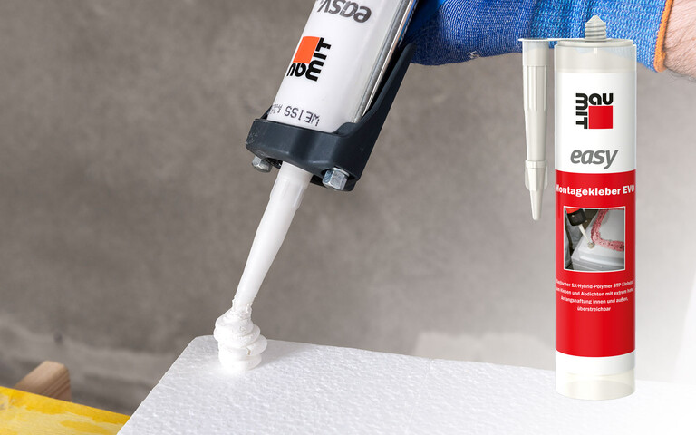 Appliquer la colle de montage easy EVO sur les coins du panneau isolant en EPS, appliquer la mousse adhésive easytop et le panneau isolant peut être collé sur le mur.