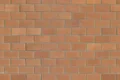 Un mur de briques rouges comme base pour des projets de bricolage créatifs et des idées de rénovation avec les matériaux de construction Baumit.