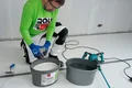 Der Airless- und Rollspachtel Silikat wird mit Wasser verdünnt.