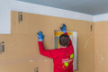 Le panneau isolant en fibres de bois Thermoroom est collé au mur.