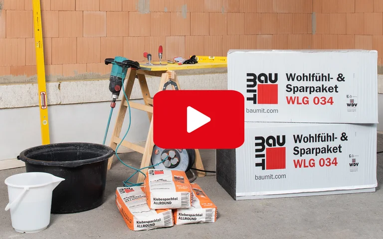 Baumaterialien und Werkzeuge für DIY-Isolierungsprojekt mit Baumit Wohlfühl- & Sparpaket vor roher Ziegelwand.