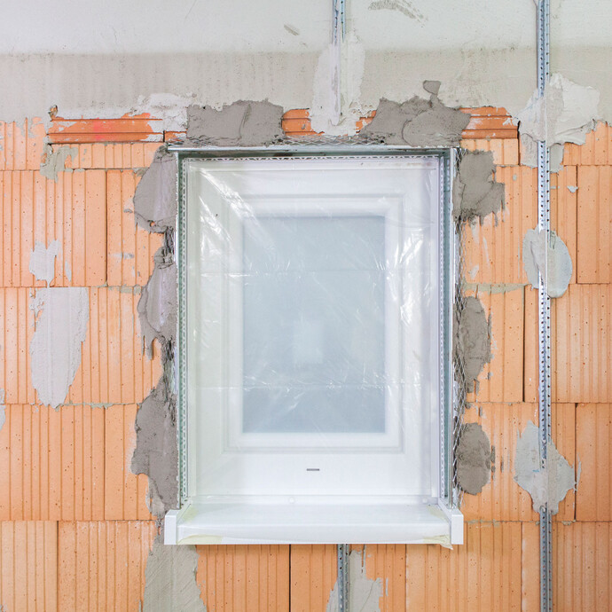Um das Fenster sind Eckschienen gesetzt zum Schutz der Kanten des Fensters.