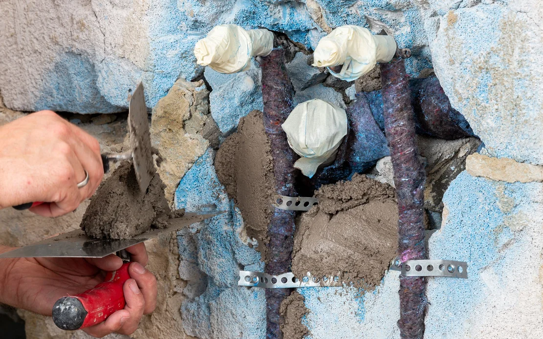 Les ouvertures dans le mur sont obtur&eacute;es avec des mortiers d'argile l&eacute;g&egrave;re.