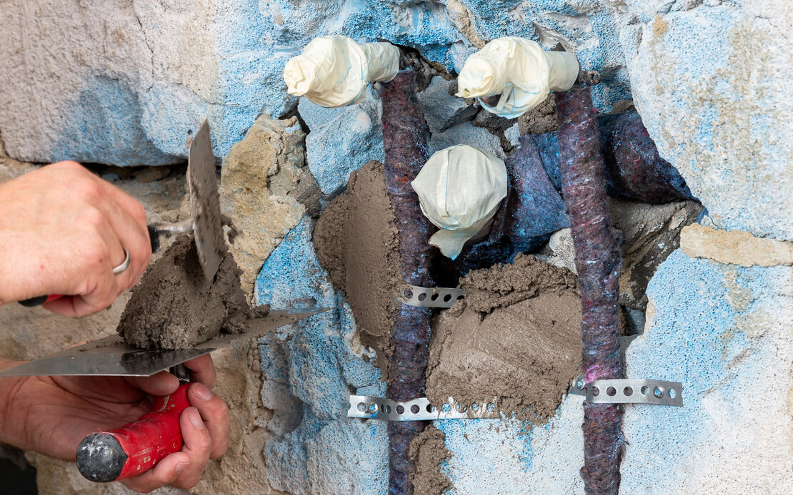 Les ouvertures dans le mur sont obtur&eacute;es avec des mortiers d'argile l&eacute;g&egrave;re.
