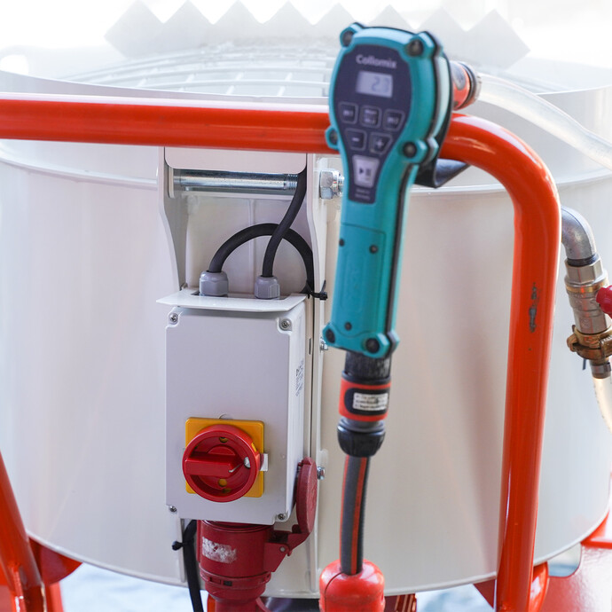 Um den Trockenbeton im Betonmischer anzumischen, muss die exakte Wassermenge hinzugegeben werden. Mit dem Wasserdosiertgerät Collomix AQiX wird die exakt eingestellte Wassermenge dazugegeben.