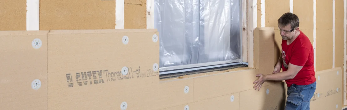 Heimwerker d&auml;mmt eine Fassade mit Baumit-D&auml;mmplatten, Schritt-f&uuml;r-Schritt-Anleitung f&uuml;r effizientes Sanieren.